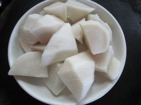 姜切片，香葱切丝备用，白萝卜去皮切块