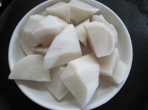姜切片，香葱切丝备用，白萝卜去皮切块