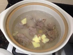 砂锅内放水，放入花椒和姜片，煮开捞出花椒，放入羊腿