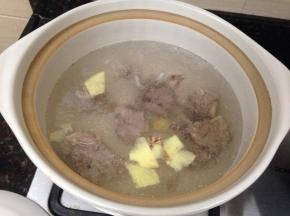 砂锅内放水，放入花椒和姜片，煮开捞出花椒，放入羊腿