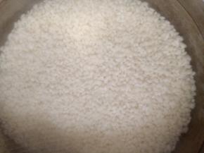 糯米提前一个小时泡好，莲藕洗净备用