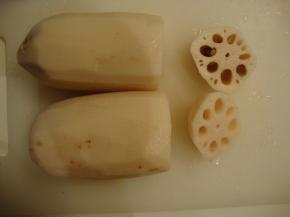 莲藕一头切下五毫米左右的藕片做为盖子