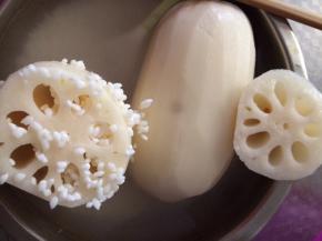 把每个藕孔里都塞上泡好的糯米，切记不要塞太严实，糯米在煮的过程中会膨胀