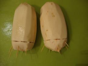 用牙签把切下来的藕盖固定在藕身上