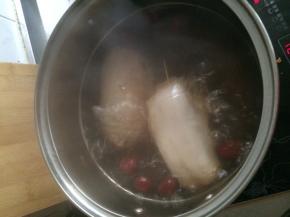 锅里倒入适量清水，放入红糖、冰糖、红枣和处理好的藕，水要淹没藕，大火开后，中火再煮一小时