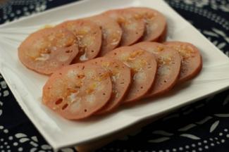 煮熟晾凉后，切片装盘，把糖桂花浇在藕片上即可