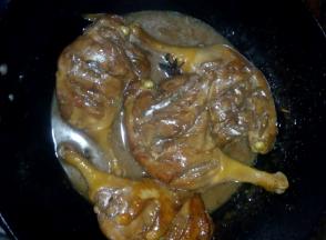 放入鸭腿翻炒，倒生抽，老抽，料酒，放葱姜蒜，翻炒至鸭腿均匀上色