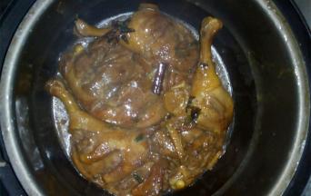 加没过鸭腿的开水，大火煮开之后小火煮40分钟