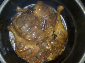 加没过鸭腿的开水，大火煮开之后小火煮40分钟