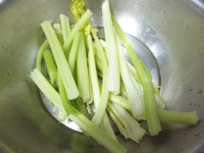 芹菜撕筋摘洗干净，切成条状