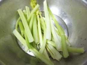 芹菜撕筋摘洗干净，切成条状