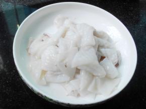 将鱿鱼打花切好