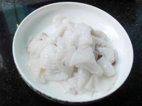 将鱿鱼打花切好
