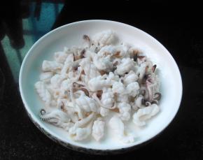 鱿鱼放入开水中烫一下去腥味