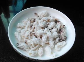 鱿鱼放入开水中烫一下去腥味