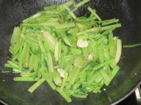热锅温油，下姜蒜爆香，倒入芹菜煸炒出香，加盐调味