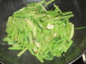 热锅温油，下姜蒜爆香，倒入芹菜煸炒出香，加盐调味