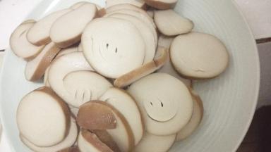 素鸡洗净之后切成片状