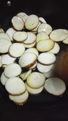 炒锅内放比平时炒菜多一些的油，放入素鸡小火煎至双面金黄，煎好之后盛出备用