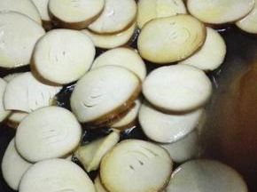 炒锅内放比平时炒菜多一些的油，放入素鸡小火煎至双面金黄，煎好之后盛出备用