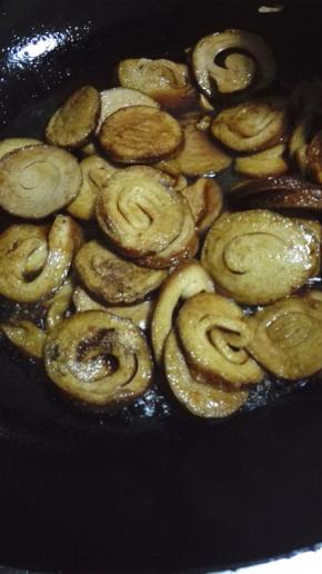 倒入生抽，老抽和豆瓣酱，翻炒均匀上色