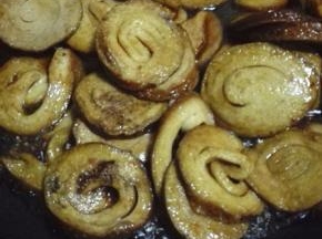 倒入生抽，老抽和豆瓣酱，翻炒均匀上色
