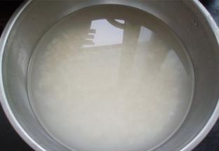 大米洗净后用水泡半个小时左右