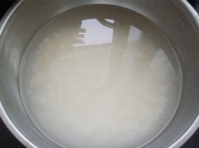 大米洗净后用水泡半个小时左右