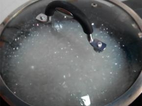 把大米放入锅中，加入适量清水，大火煮开转小火