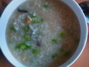 大米煮成软糯状，放入腌好的鲍鱼粒，开大火煮开后，转小火熬上一个小时，加盐，撒上葱花即可
