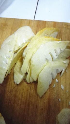 将竹笋洗净，切成片状备用