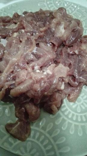 猪肉切成丝，放入碗中用适量的淀粉，料酒和盐腌制10分钟