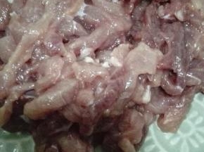猪肉切成丝，放入碗中用适量的淀粉，料酒和盐腌制10分钟