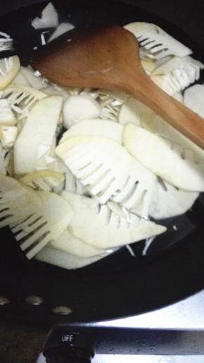 切好的笋片放入开水中焯水控干水分