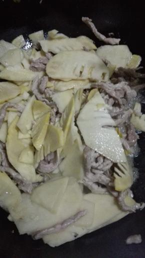 倒入炒好的猪肉，倒入生抽翻炒均匀