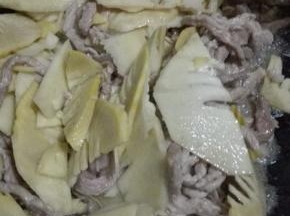 倒入炒好的猪肉，倒入生抽翻炒均匀