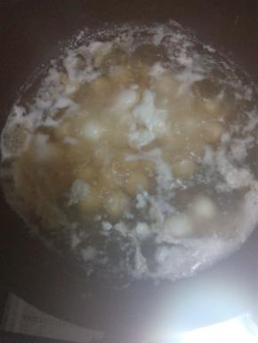 锅中加入适量清水，放上红糖，煮开后放入汤圆，打鸡蛋进锅，汤圆煮浮起后，视汤圆大小煮2—5分钟即可