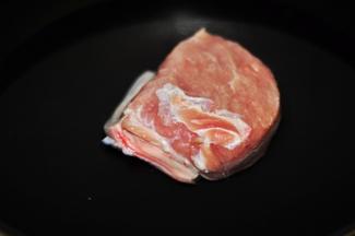 新鲜猪肉过热水焯去血水，把咸肉和猪肉洗净后切块