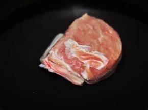 新鲜猪肉过热水焯去血水，把咸肉和猪肉洗净后切块