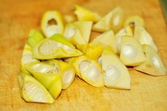 春笋去壳，滚刀切块