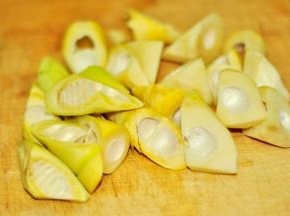 春笋去壳，滚刀切块