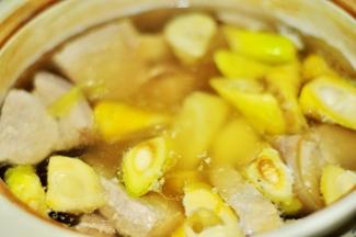 把咸肉、猪肉和春笋放入锅中，加入适量清水，姜片和料酒，大火煮开后转小火慢炖1个小时