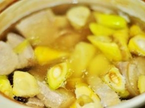 把咸肉、猪肉和春笋放入锅中，加入适量清水，姜片和料酒，大火煮开后转小火慢炖1个小时