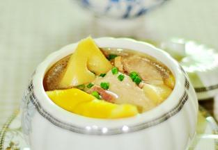 汤色乳白，肉酥笋香时撒上葱花关火即可