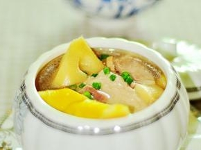 汤色乳白，肉酥笋香时撒上葱花关火即可