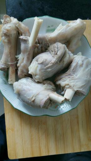 羊腿冷水下锅，放入花椒煮至沸腾，撇去血沫，捞出羊腿洗净沥干水分