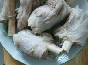 羊腿冷水下锅，放入花椒煮至沸腾，撇去血沫，捞出羊腿洗净沥干水分