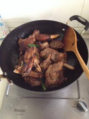 放入羊腿，倒入生抽，老抽和料酒，翻炒至羊腿均匀上色