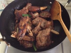 放入羊腿，倒入生抽，老抽和料酒，翻炒至羊腿均匀上色