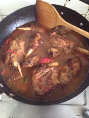 锅内放入没过食材的开水，小火煮1个小时